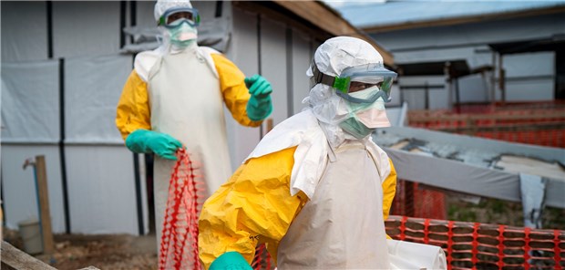Helfer in Schutzanzügen kommen zu ihrer Schicht in ein Behandlungszentrum mit Ebola-Erkrankten.