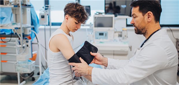 Die wichtigsten EBM-Änderungen zum Quartalswechsel Ein Arzt legt einem Jungen eine Manschette um den rechten Arm.