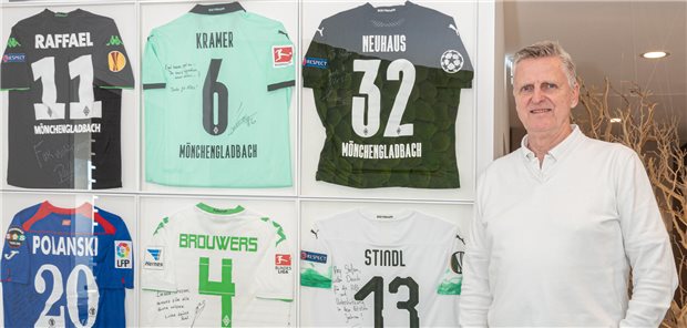 Hertls beeindruckende Trikotsammlung ist ein echter Blickfang.