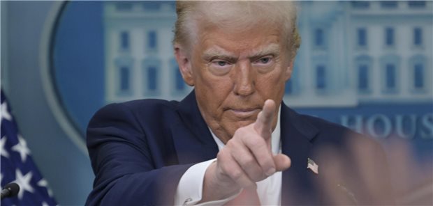 Mit seinem präsidialen Finger will Donald Trump den USA (und der Welt) den Weg weisen.