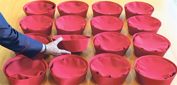 Höchstrichterliche Kopfbedeckung: 376 Familien haben Verfassungsbeschwerde in Karlsruhe eingelegt.