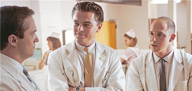 Approbationsbetrug: Wie sich falsche Ärzte durchmogeln Hollywood-Star Leonardo di Caprio (Mitte) spielt in der
Gaunerkomödie „Catch me if you can“ einen Betrüger, der
sich als Arzt ausgibt. Für die Rolle wurde er für den Golden Globe nominiert.
