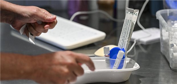 Im Checkpoint BLN in der Hermannstraße werden ein HIV-Test und weitere Untersuchungen vorbereitet.