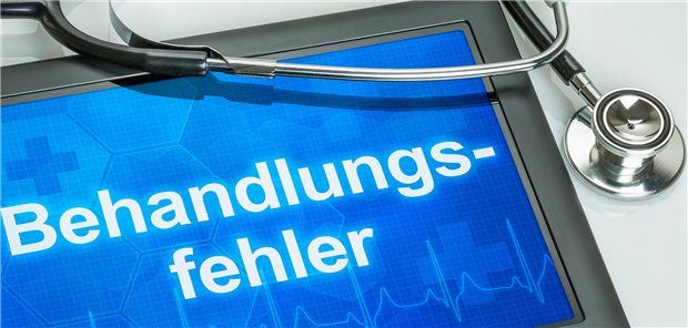 Auf einem Tablet, das auf dem Tisch liegt, steht Behandlungsfehler.