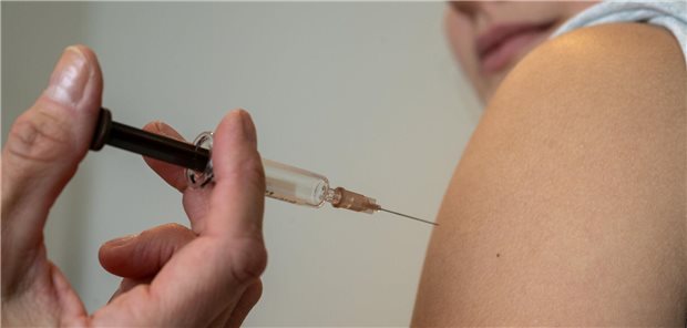 Woran es bei der HPV-Impfung hapert Ein Teenager wird in den Arm geimpft.