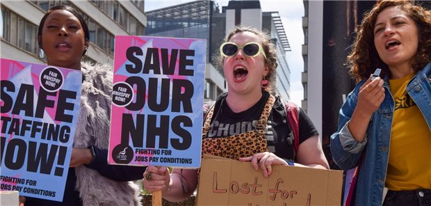 Im Jubiläumsjahr gibt es für die Angestellten im NHS wenig Grund zur Freude. Im Frühjahr wurde wochenlang für mehr Geld und bessere Arbeitsbedingungen gestreikt.
