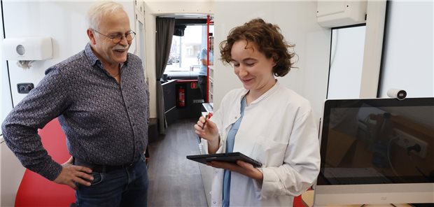 Im November 2023 startete die fahrende Long COVID-Ambulanz „Watch“ der Universitätsklinik Jena. Hier Patient Hans-Dieter Fuchs zusammen mit Neuropsychologin Valeska Kozik im Medibus der fahrenden Ambulanz.