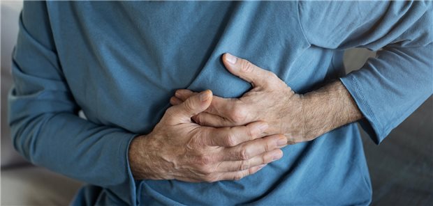 Ein älterer Mann der einen Typ-2-Myokardinfarkt erleidet.