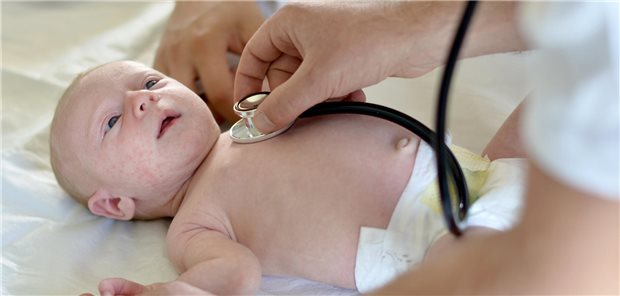 Nirsevimab wird beträchtlicher Zusatznutzen zur RSV-Prophylaxe bei Neugeborenen bescheinigt Ein Arzt hört die Lunge eines Säuglings ab