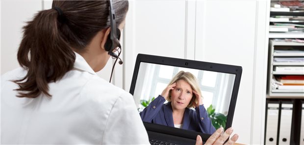 Videosprechstunde – das gilt für Praxisteams Eine Ärztin spricht mit einer Patienten per Video