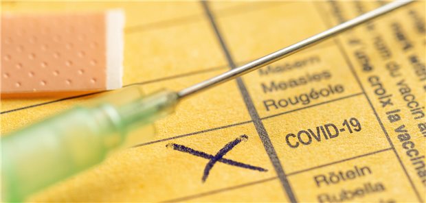 Impfpass mit Kreuz bei COVID-19