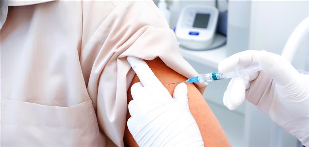 Mann erhält eine Impfung.