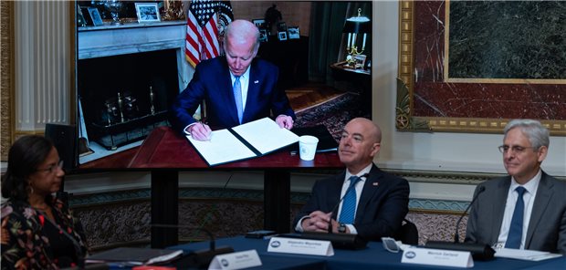 In Corona-Isolation: US-Präsident Joseph Biden unterschrieb ein Dekret remote.