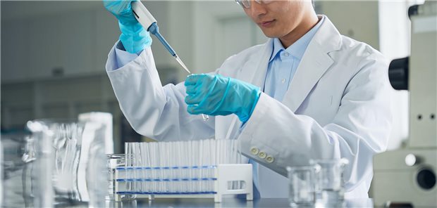 Deutschland-Tempo statt Bürokratie-Trägheit In Deutschland gibt es immer weniger klinische Forschung. Was Deutschland hingegen zu leisten imstande ist, zeigte sich zuletzt bei der COVID-19-Pandemie: mRNA-basierte Impfstoffe wurden schnell entwickelt und produziert.