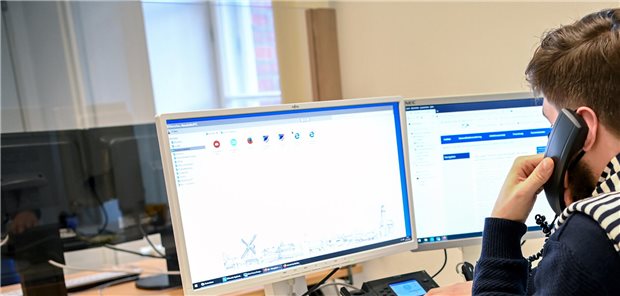 In Sachen Digitalisierung ist in den Gesundheitsämtern noch einiges zu tun. Das zeigte nicht zuletzt die Pandemie: Hier kümmerte sich 2022 ein Mitarbeiter des Pandemiestabs des Gesundheitsamtes Neukölln um die Fallermittlung in Pflegeeinrichtungen.