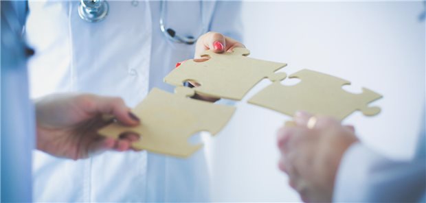 In den ASV-Teams vernetzen sich Spezialisten und vereinbaren gemeinsame Behandlungspfade. Das sorgt für eine gezieltere Versorgung von Patientinnen und Patienten mit komplexen, schwer therapierbaren Erkrankungen.