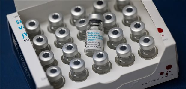 In der EU jetzt offiziell auch gegen Affenpocken zugelassen: Imvanex (Jynneos) von Bavarian Nordic.
