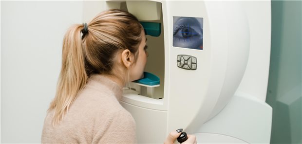 Glaukom: Wie beeinflusst der Blutdruck den Gesichtsfeldverlust? Perimetrie-Augentest für frühe Anzeichen eines Glaukoms bei einer Patientin in der Augenklinik