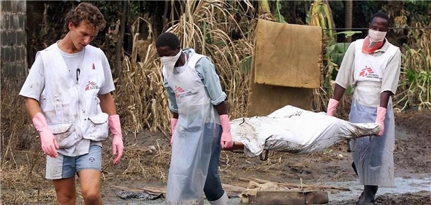 50 Jahre Ärzte ohne Grenzen: Helfen, wo es am nötigsten ist In unzähligen Krisen, hier bei einer Flutkatastrophe in Mosambik, ist Ärzte ohne Grenzen im Einsatz.