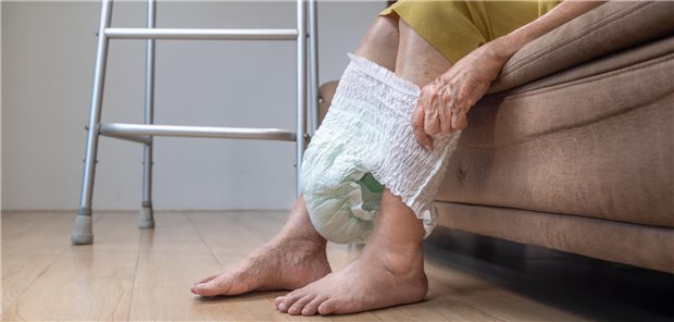 Pflegeexpertin zu Inkontinenzprodukten: „Erstaunlich gute Hausmarken aus der Drogerie“ Eine alte Frau zieht sich eine Inkontinenz-Windel an.