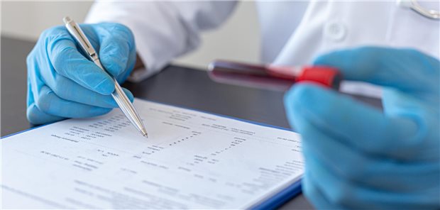 Insulinresistenz als Marker für Speiseröhrenkrebs? Ein Arzt analysiert die Insulinresistenzmarker eines Patienten um dessen Risiko für Ösophaguskarzinome zu bewerten.