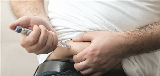 DEGAM: Humaninsuline müssen verfügbar bleiben! Ein Mann appliziert sich Insulin in den Bauch.