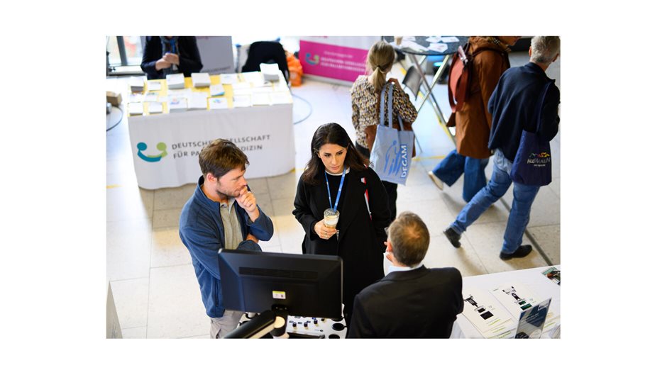 Intensive Gespräche gab es auch in der Ausstellung.