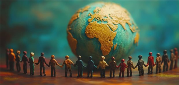 Figuren stehen Hand in Hand vor einer Weltkugel.
