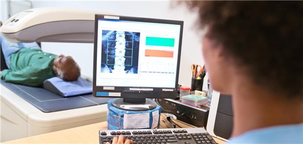 Osteoporose bei Männern: Tipps zur Diagnostik und Therapie Eine Krankenpfleger analysiert das gerade aufgenommene Röntgenbild eines älteren Patienten auf einem Computermonitor.