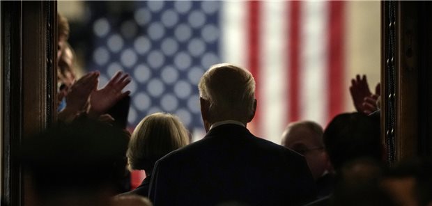 Bidens Rede zur Lage der Nation: Ein Präsident lobt sich Joe Biden, Präsident der USA, betritt den Saal im Kapitol, in dem er seine Rede halten wird: Die Atmosphäre war während seiner State of the Union-Ansprache stellenweise aufgeheizt.