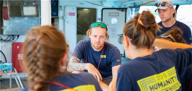 Jörg Schmid (M.) hat in Tübingen Humanmedizin studiert und absolviert seit 2021 seine Weiterbildung zum Facharzt für Allgemeinmedizin. Er ist einer von 29 Crewmitgliedern, die auf dem Schiff Humanity 1 Menschen retten und versorgen, die in Seenot geraten sind.