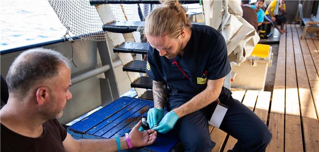 Jörg Schmid bei der Versorgung eines Geretteten (die Person hat dem Foto zugestimmt).