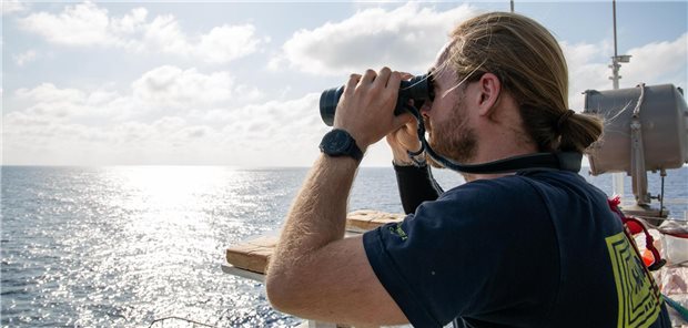 Jörg Schmid beim Look-out nach Menschen in Seenot.