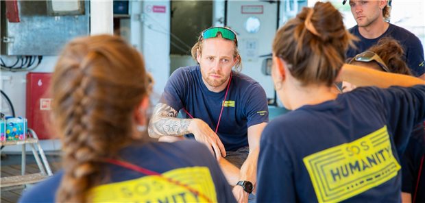 Jörg Schmid mit einigen Crew-Mitgliedern an Bord der Humanity 1.