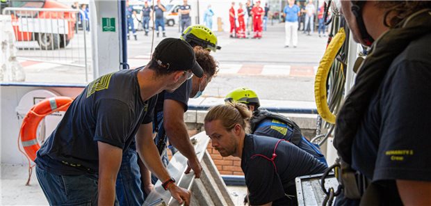 Jörg Schmid (rechts Mitte) hilft der Crew, das Schiff zum Anlanden vorzubereiten.