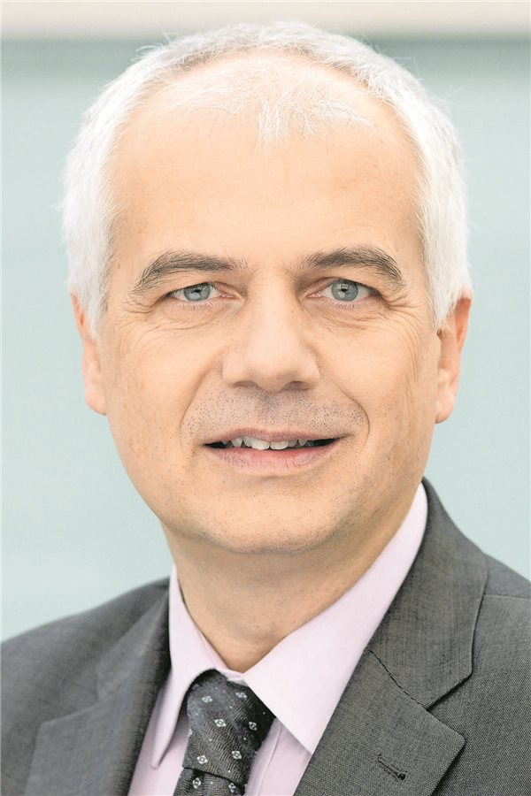 „Eine gute Patientensteuerung kann die Versorgungsqualität verbessern“ Jürgen Klauber übernahm 1998 die stellvertretende Leitung des Wissenschaftlichen Instituts der AOK (WIdO). Ab 2002 bis zu seinem Ruhestand 2025 war er WIdO-Geschäftsführer.