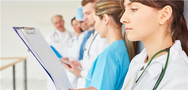 Infos für Ärztenachwuchs: KBV und KVen verpassen Webportal frischen Look Jüngere Ärzte schauen sich Unterlagen an.