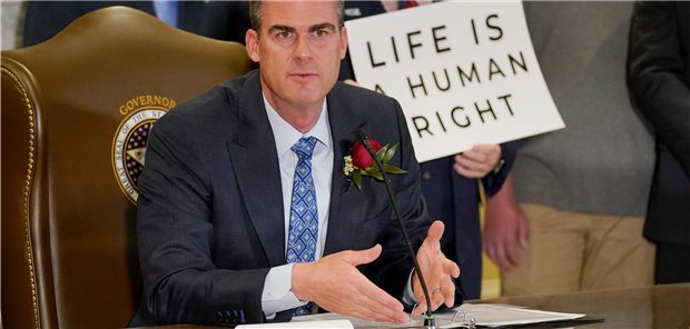US-Staat Oklahoma: Zehn Jahre Haft für Abtreibungen Kevin Stitt, Gouverneur von Oklahoma, nach der Unterzeichnung der Senate Bill 612, die Schwangerschaftsabbrüche für Ärzte unter Strafe stellt. Im Hintergrund ein Schild mit der Aufschrift: „Leben ist ein Menschenrecht“.