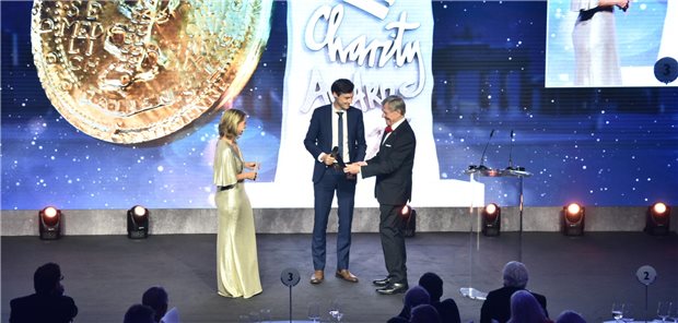 Galenus-Preis 2023: Kimmtrak in Kategorie Orphan Drugs ausgezeichnet Kimmtrak® hat den Galenus-Preis in der Kategorie Orphan Drugs gewonnen. Daniel Ghyssels (M.), Vice President Commercial Europe von Immunocore Ireland Ltd, nimmt auf der Bühne neben Moderatorin Yve Fehring die Auszeichnung von Jury-Präsident Professor Erland Erdmann entgegen.