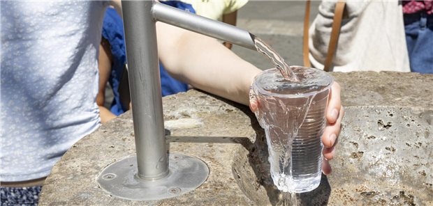 Kinder an einem Trinkwasserbrunnen in Erfurt