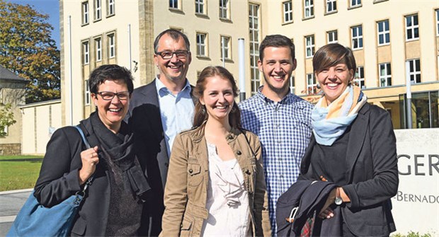 Kläger in Kassel: Katharina und Markus Essig stehen mit ihren Kindern Paulina, Lukas und Antonia vor dem BSG.