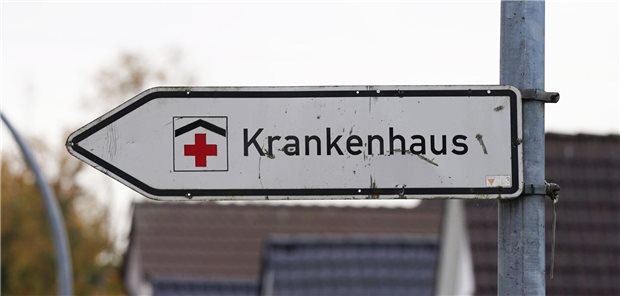 Ein Wegweiserschild mit der Aufschrift "Krankenhaus"