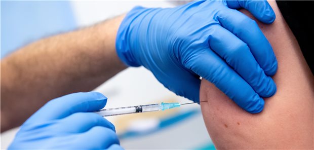 Ampel-Parteien schmieden Gesetz für selektive Corona-Impfpflicht Kollege impft Kollege in einer bayerischen Klinik. Eine Impfpflicht für Personal von Krankenhäusern und Pflegeeinrichtungen steht auf der Agenda der künftigen Ampel-Koalitionäre.