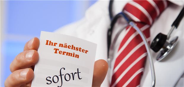 Arzt hält einen Zettel mit der Aufschrift "Ihr nächster Termin: sofort" in der Hand.