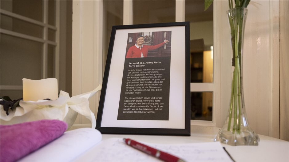 Kondolenzbuch für die Ärztin Jenny De La Torre Castro, der Gründerin der Stiftun...