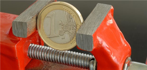 Kostendruck. Nachdem die KV Niedersachsen die Termine ihrer monatlichen Honorarabschläge verschoben hat, nimmt der Vorfinanzierungsaufwand in den dortigen Praxen zu.