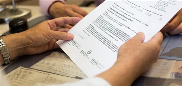 Digitalisierung auf dem Patientenpfad hat eine Lücke: den stationären Sektor Krankenhausverwaltungen hängen im Papierzeitalter fest. 97 Prozent der Mitarbeiter in Krankenhäusern berichten, dass sie Entlassbriefe und Unterlagen per Fax an die Arztpraxen übermitteln.