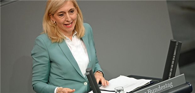 Diese Gesetze will Gesundheitsministerin Warken noch in diesem Jahr abliefern Kündigte mehrere Gesetze noch in diesem Jahr an: Gesundheitsministerin Nina Warken (CDU) bei der Haushaltsdebatte am Donnerstagabend im Bundestag.