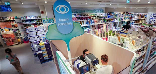 Diagnostik in der Drogerie: Sinnvolles Angebot für Selbstzahler? Künftig so selbstverständlich wie Shampoo und Babybedarf? Diagnostikangebote wie Augenscreening in dieser dm-Filiale in Düsseldorf sind umstritten.