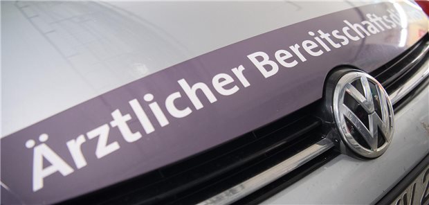 Künftig übernehmen in Nordrhein Kooperationsärztinnen und -ärzte statt der Niedergelassenen die Hausbesuche zu den Notdienstzeiten.